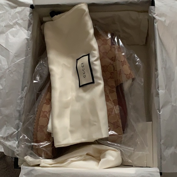 It’s a Gucci platform slides - Picture 5 of 6